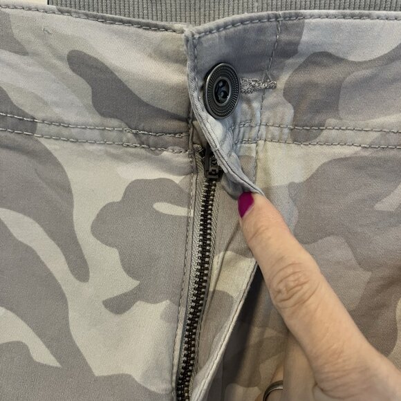 Style & Co Women's Cargo Shorts Camo Size 12 Gray Zipper Pockets High Rise NWT - Picture 12 of 16